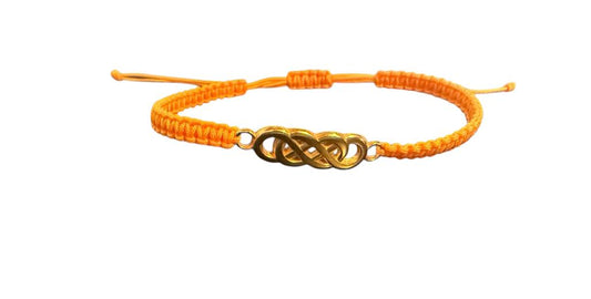 Handgefertigtes Makramee-Armband mit goldfarbenem Infinity-Anhänger – personalisierbar & verstellbar | Symbolischer Schmuck für Damen & Herren (G4)