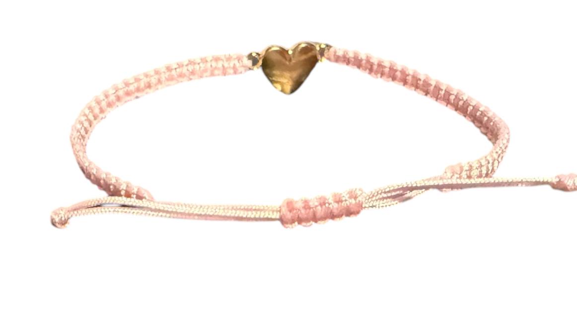 Handgefertigtes Makramee-Armband mit goldfarbenem Herz – personalisierbar & verstellbar | Symbolischer Schmuck für Damen (G15)