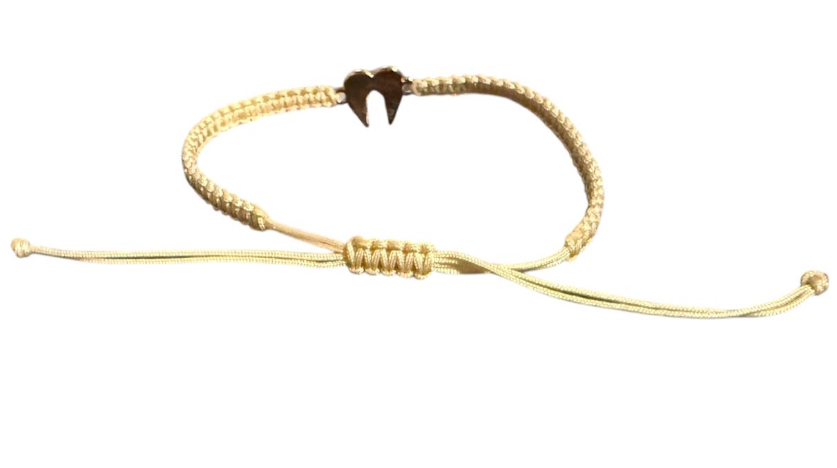 Handgefertigtes Makramee-Armband mit rosegoldfarbenem Engelsflügel – Individuell anpassbar in Farbe & Größe (R14)