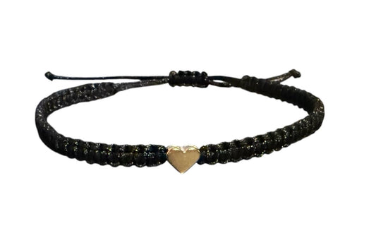 Handgefertigtes Makramee-Armband mit rosegoldfarbenem Herz – Individuell anpassbar in Farbe & Größe (R15)