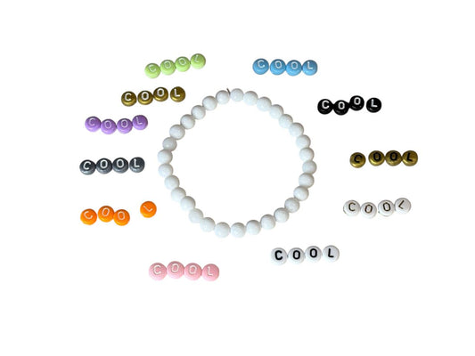Handgefertigtes Glasperlenarmband in Weiß – Personalisiert mit Namen oder ohne – Elastisch & in verschiedenen Größen (XS bis XL) (009)