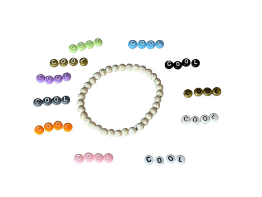 Personalisierbares Perlenarmband – Beige marmorierte Keramikperlen – Handgefertigt & elastisch (015)