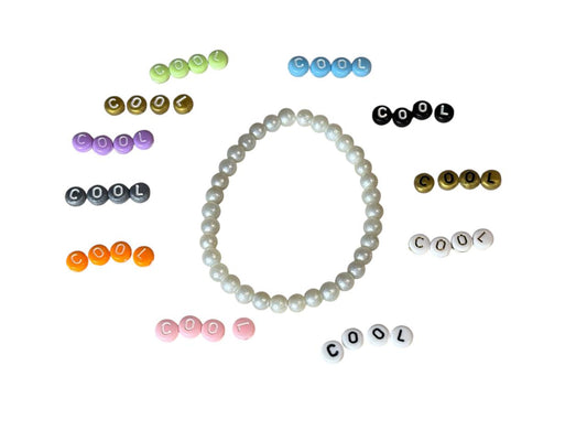 Handgefertigtes Perlenarmband – Weiße Glasperlen mit Glitzer – Personalisierbar mit Wunschname – Elastisch & Individuell (016)