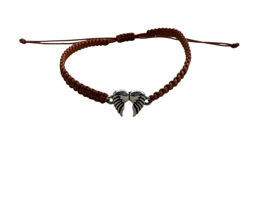 Handgefertigtes Makramee Armband „Engelsflügel“ – Braunes Band & Silberner Anhänger (15x10mm)