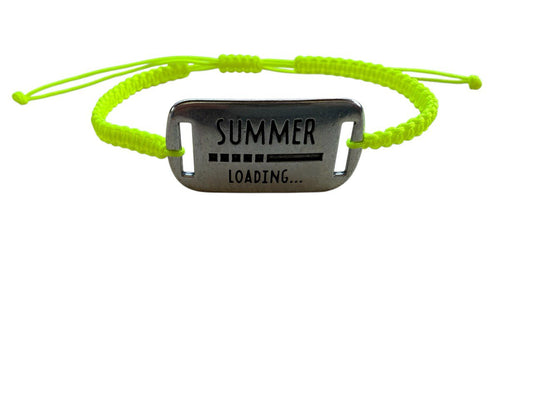 Handgefertigtes Makramee-Armband mit "Summer Loading"-Anhänger – personalisierbar & verstellbar | Sommerliches Accessoire (S17)