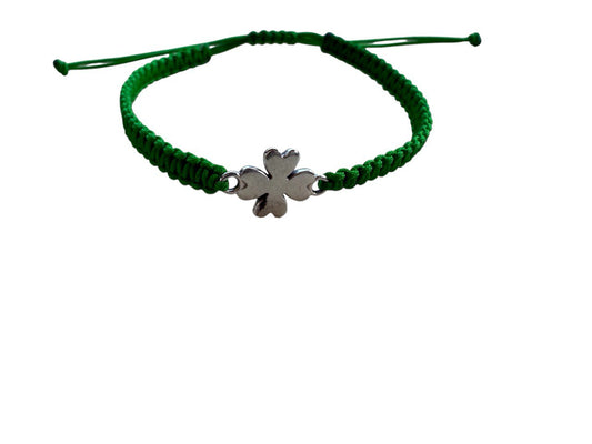 Handgefertigtes Makramee Armband „Glücksklee“ – Grün & Silber (15x10mm)
