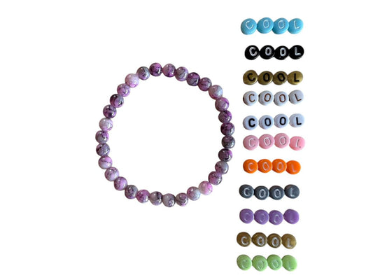 Handgemachtes Armband mit lila Glasperlen – Personalisierbar mit Wunschname – Elastisch in 5 Größen (037)