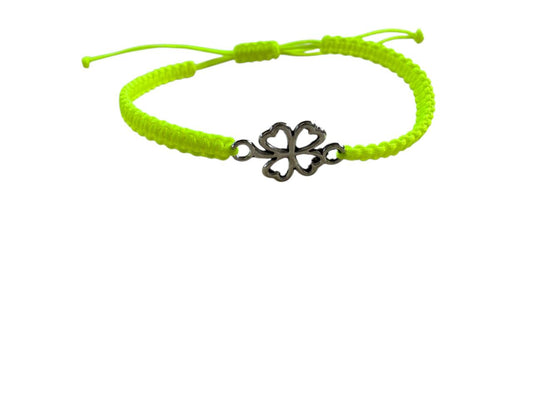 Handgefertigtes Makramee Armband „Kleeblatt“ – Neongelb & Silber (20x13mm)