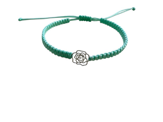 Handgefertigtes Makramee Armband „Rose“ – Mintgrün & Silber Anhänger (10x10mm)