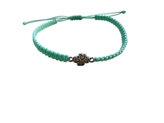 Handgefertigtes Makramee Armband „Kleeblatt“ – Mintgrün & Silber (15x10mm)