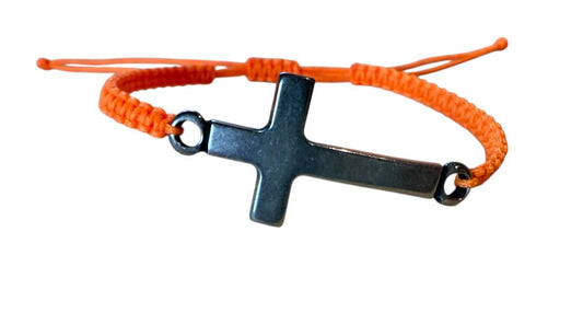Makramee Armband Neonorange mit silbernem Kreuz – Handgemacht & verstellbar (16–20 cm)