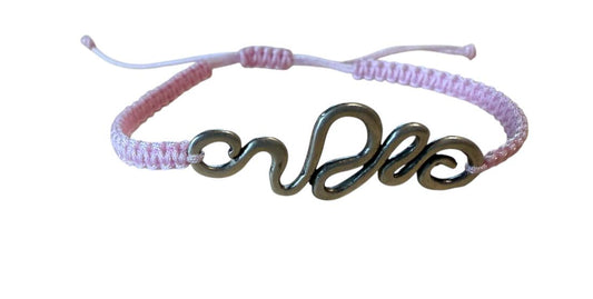 Makramee Armband in Rosa mit silbernem Swirl-Anhänger – Handgemacht & verstellbar