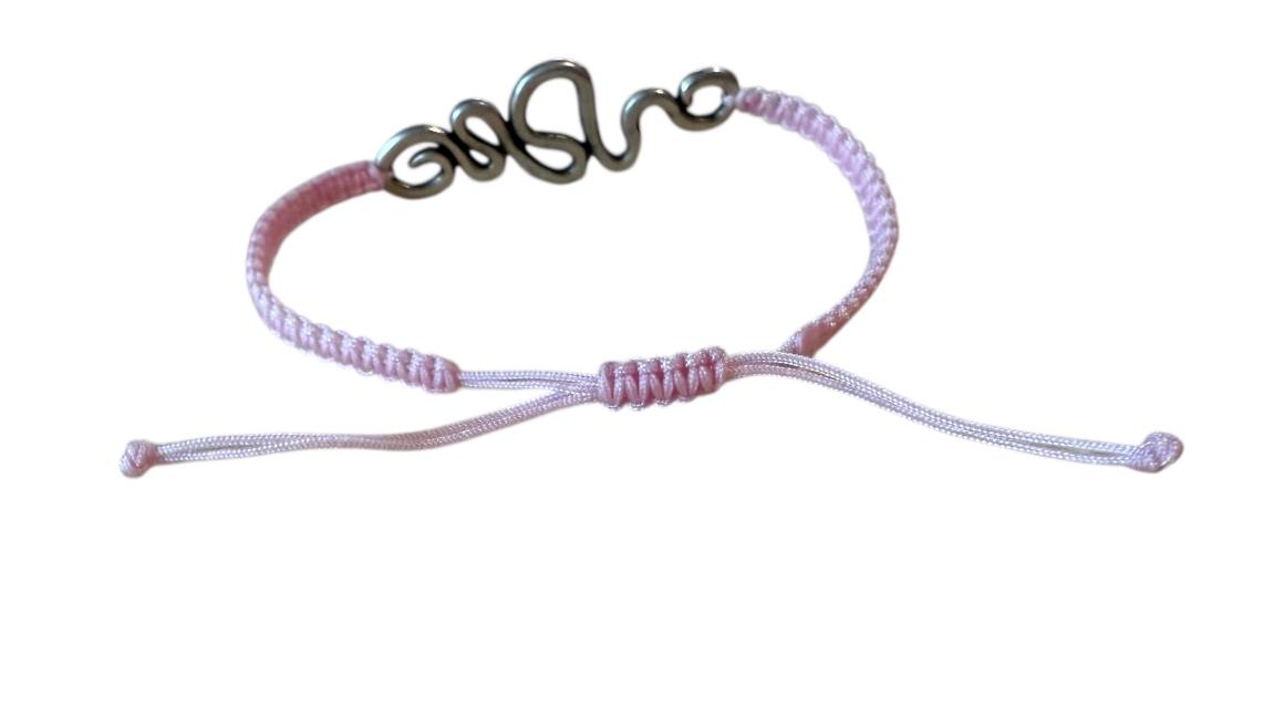 Makramee Armband in Rosa mit silbernem Swirl-Anhänger – Handgemacht & verstellbar
