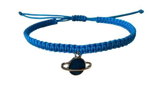 Makramee Armband mit Planet-Anhänger – handgefertigt in Blau & Silber 🌍