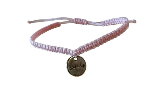 Makramee Armband „Family“ 💞 – Handgemacht in Rosa mit silbernem Anhänger