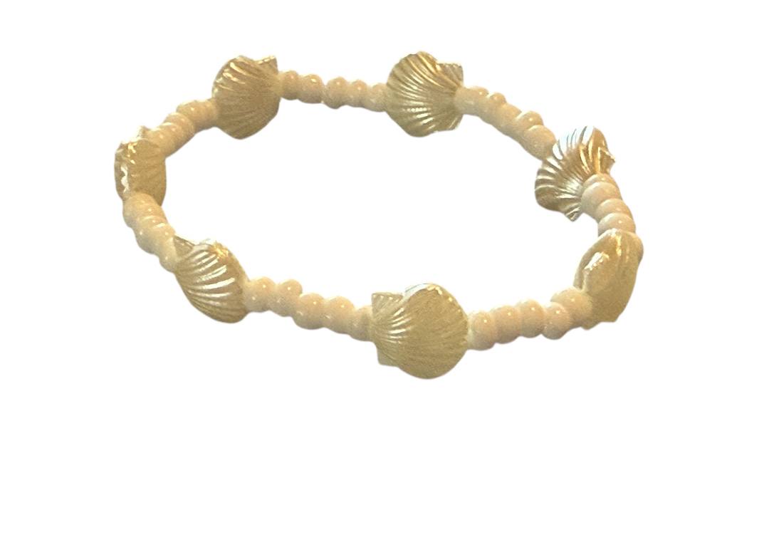 Handgemachtes elastisches Armband – Weiße Glasperlen & Muscheln – 16cm