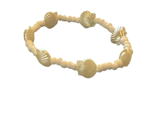 Handgemachtes elastisches Armband – Weiße Glasperlen & Muscheln – 16cm