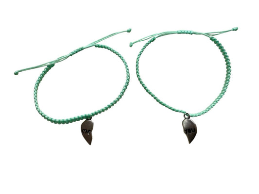 Makramee-Partnerarmband-Set „Me & You“ – 38 Farben – Verstellbar – Handgemacht mit halben Herz-Anhängern (S44)