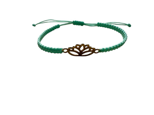 Makramee Armband mit goldener Lotusblüte – handgemacht – verstellbar – 38 Farben – Symbol für Achtsamkeit – LiSoEl (G29)