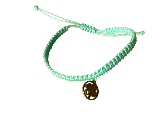Handgefertigtes Makramee Armband mit goldenem Kleeblatt-Anhänger – 38 Farben & 5 Größen (XS–XL) | Verstellbar (G33)
