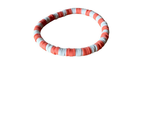 Elastisches Perlenarmband aus Ton – Handgefertigt in Orange & Weiß – Umfang 16 cm