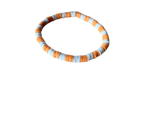 Handgemachtes Perlenarmband aus Ton – Hellorange & Weiß – Elastisch, 16 cm Umfang