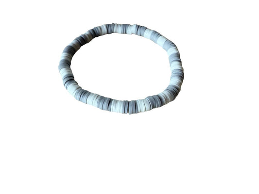 Handgemachtes Perlenarmband aus Ton – Grau & Weiß – Elastisch, 16 cm Umfang