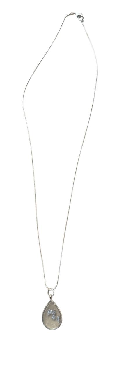 Silberfarbene Halskette mit Epoxidharz-Anhänger – 60 cm – Transparenter Harz mit silbernen Flakes