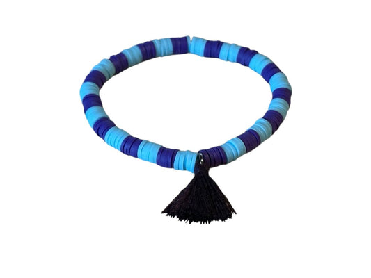 Elastisches Perlenarmband Blau & Lila mit Quaste – Handgemacht aus Tonperlen – Boho Stil