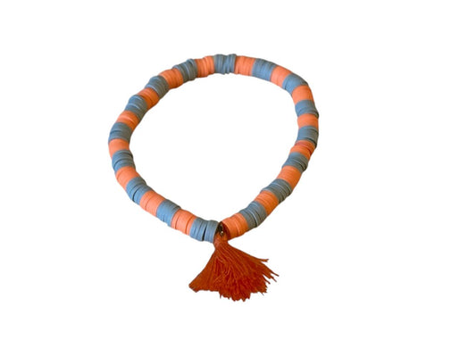 Handgemachtes Ton-Perlenarmband Grau & Orange mit Quaste – Elastisches Armband in Wunschgröße