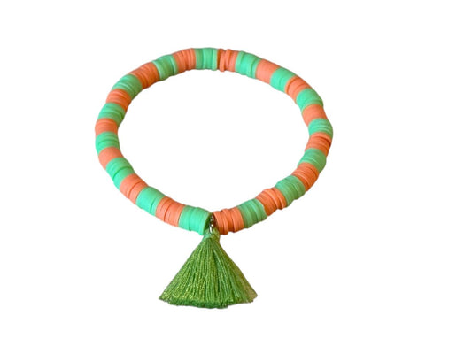 Handgemachtes Ton-Perlenarmband in Grün & Orange mit Quaste – Boho-Stil