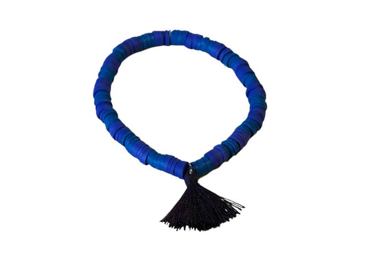 Elastisches Perlenarmband Lila & Blau mit Quaste – Handgemachtes Makrameearmband aus Tonperlen