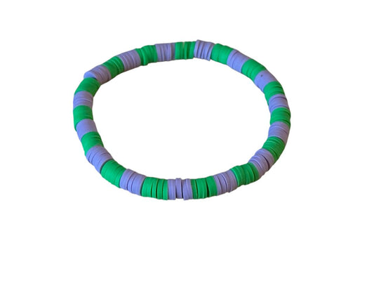 Handgemachtes Perlenarmband aus Ton – Flieder & Grün – Elastisch & in Wunschgröße