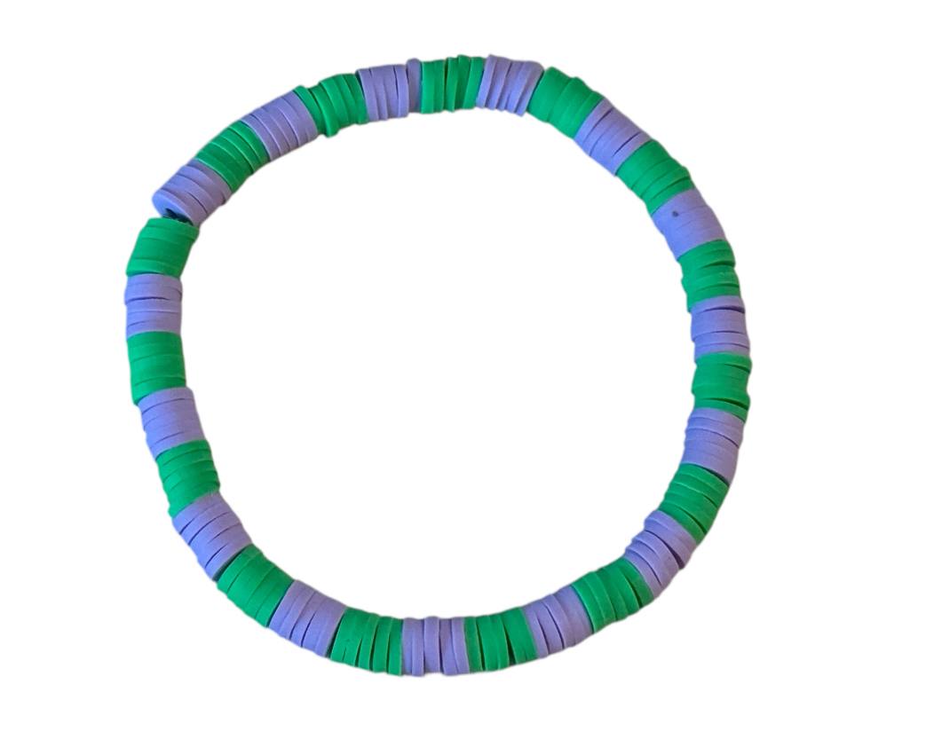 Handgemachtes Perlenarmband aus Ton – Flieder & Grün – Elastisch & in Wunschgröße
