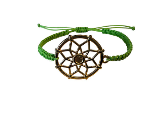 Handgefertigtes Makramee Armband mit goldfarbenem Traumfänger Anhänger – Verstellbar 16-20cm