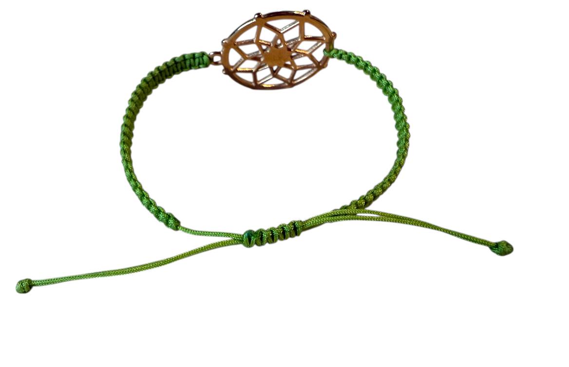 Handgefertigtes Makramee Armband mit goldfarbenem Traumfänger Anhänger – Verstellbar 16-20cm