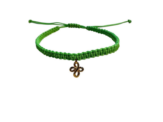 Makramee Armband Grün mit Gold-Kreuz Anhänger | Verstellbar 16–20 cm | Handgemacht