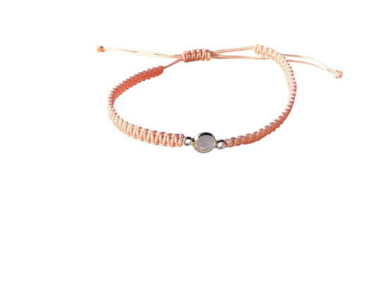 Handgefertigtes Makramee Armband mit rosa Band & silbernem Anhänger – Rosafarbenes Glas | Verstellbar 16–20cm