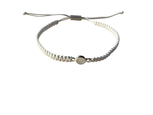 Makramee Armband Hellgrau mit weißem Glasstein & Silberanhänger – Handgefertigt & verstellbar