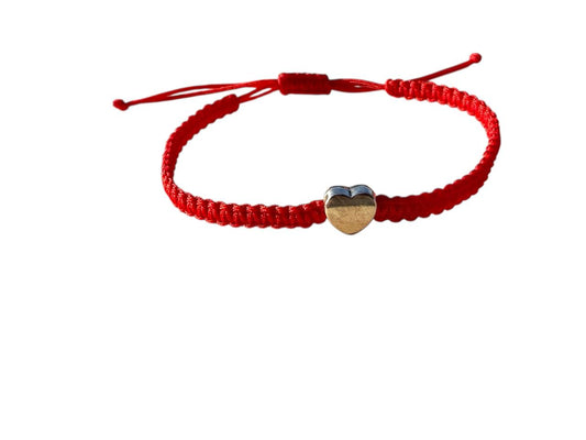 Makramee Armband mit Herz-Anhänger in Silber – Handgefertigtes Freundschaftsarmband in Rot
