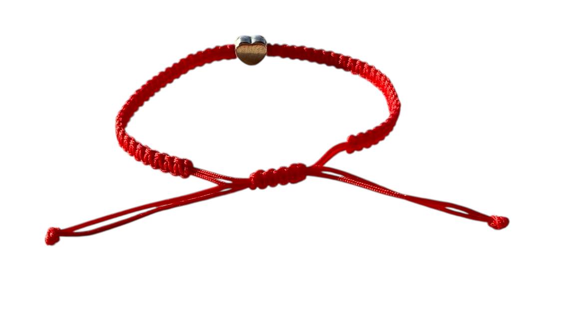 Makramee Armband mit Herz-Anhänger in Silber – Handgefertigtes Freundschaftsarmband in Rot