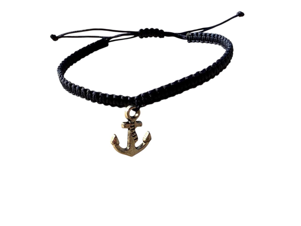 Makramee Armband mit Anker-Anhänger in Silber – maritimer Schmuck in Dunkelblau