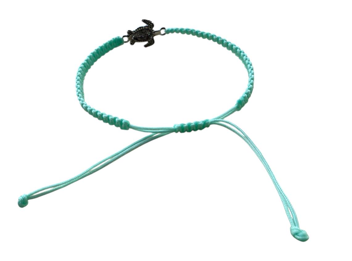 Makramee Armband mit Schildkröten-Anhänger 🐢 – Mintgrün & Silber – handgemacht & größenverstellbar