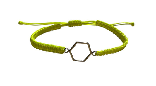 Makramee-Armband in Neongelb mit silbernem Sechseck-Anhänger – Handgemacht & verstellbar 💛✨