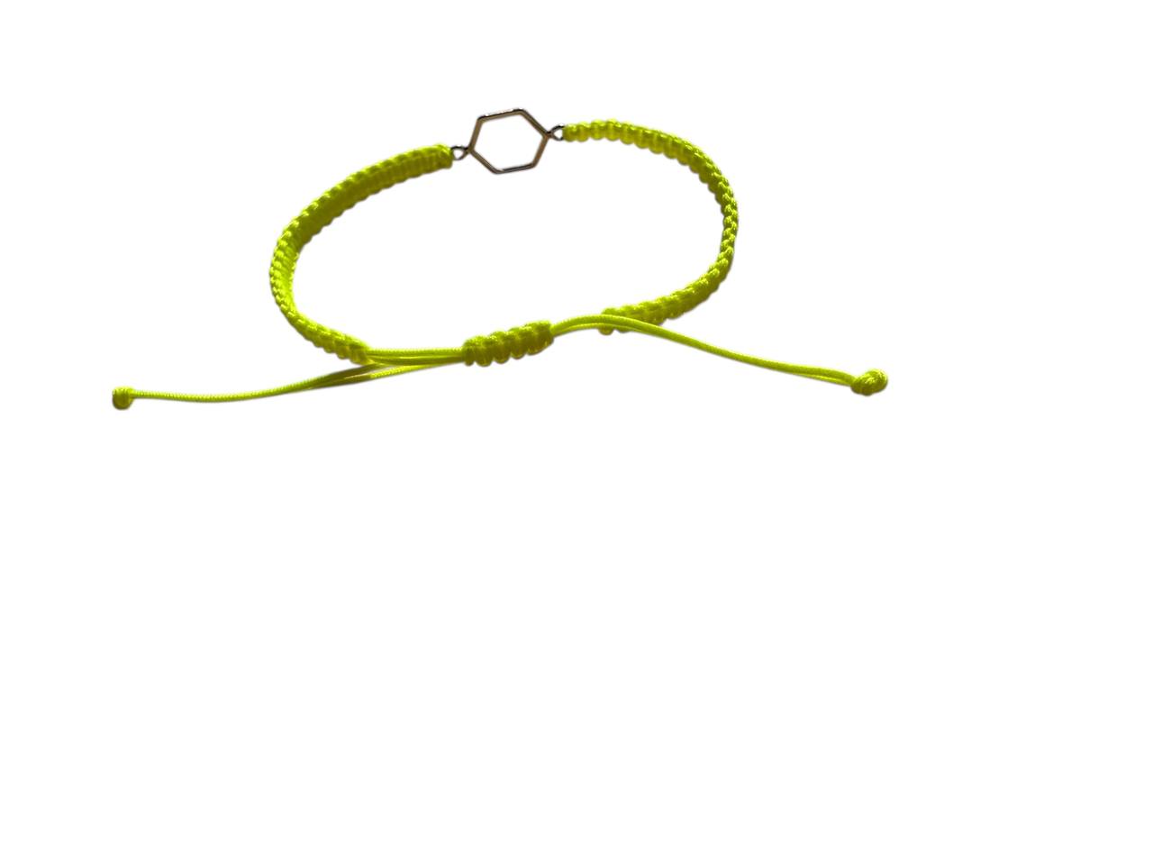 Makramee-Armband in Neongelb mit silbernem Sechseck-Anhänger – Handgemacht & verstellbar 💛✨