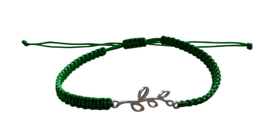 Makramee Armband mit Zweiganhänger 🌿 | Handgefertigt | Grün & Silber | Verstellbar