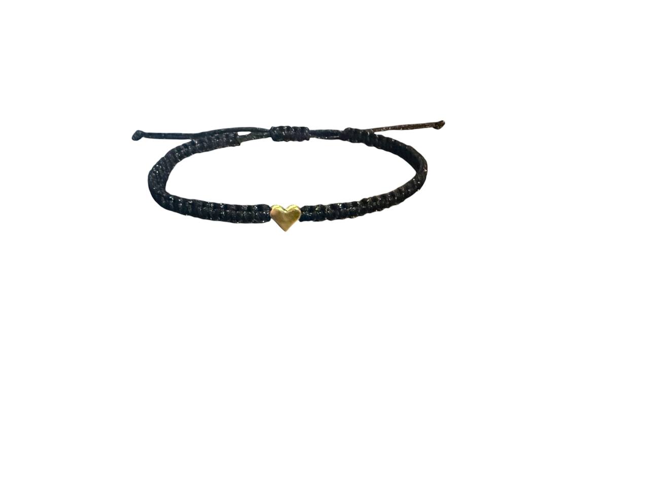Makramee Armband Schwarz mit Herz Anhänger in Gold – Handgefertigt & verstellbar (16–20 cm)