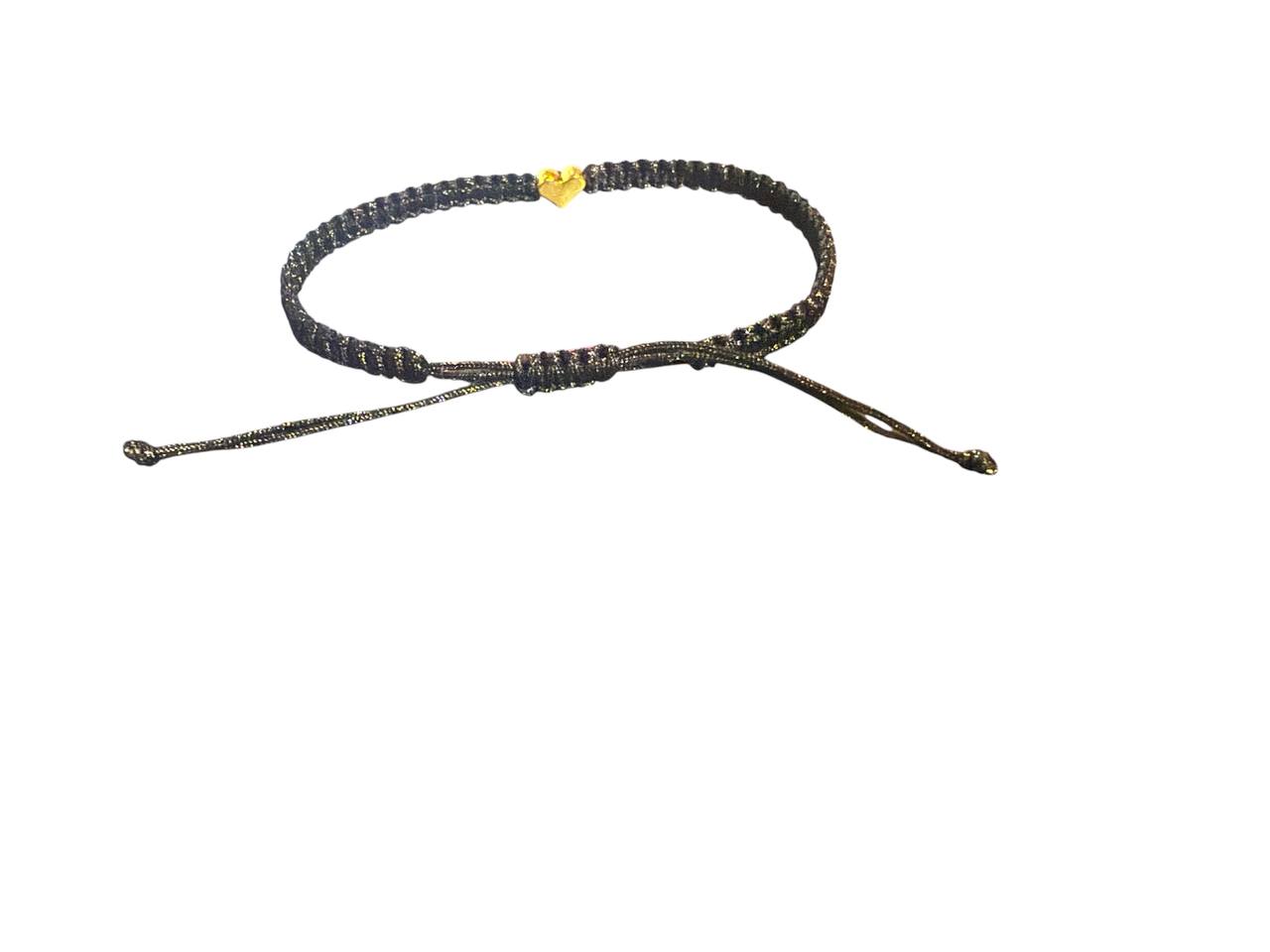 Makramee Armband Schwarz mit Herz Anhänger in Gold – Handgefertigt & verstellbar (16–20 cm)