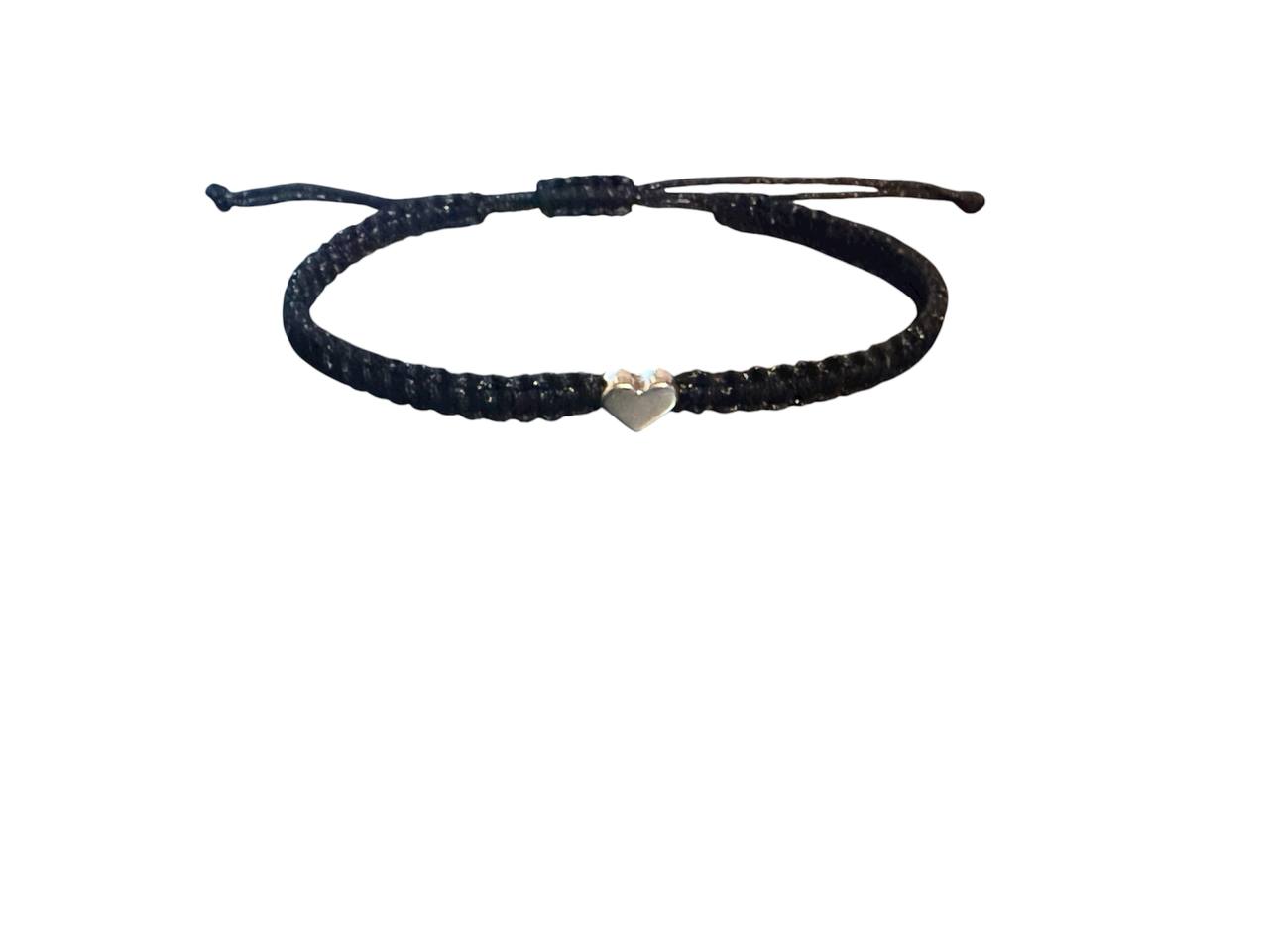 Handgefertigtes Makramee Armband mit Herz-Anhänger in Silber – Schwarz, größenverstellbar (16–20 cm)