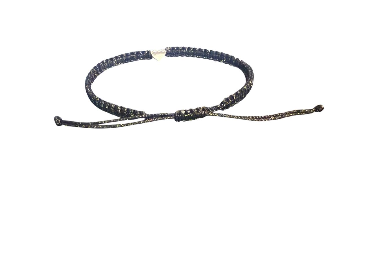 Handgefertigtes Makramee Armband mit Herz-Anhänger in Silber – Schwarz, größenverstellbar (16–20 cm)